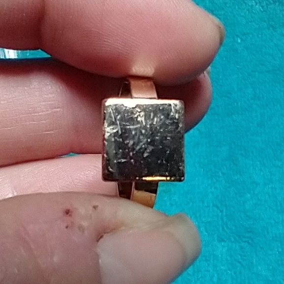 Goldtone ring base for whatever you wish to put on it square plain - Picture 5 of 5